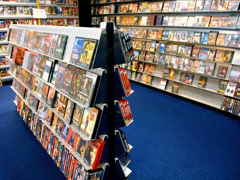 36 Best Photos Movie Rental Stores 2000S : Oh Wow: Man Converts Basement Into A 1980's Video Rental ...